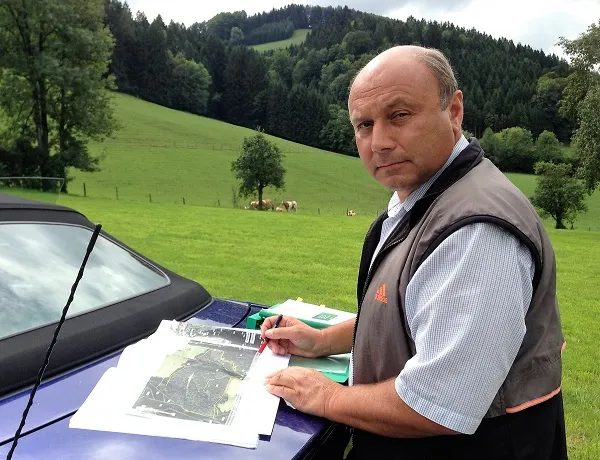 Ernst Moldaschl bei der Arbeit mit Plänen im Gelände
